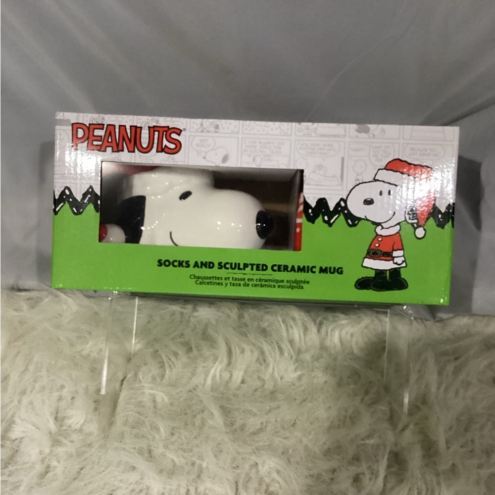 Bioworld Peanuts Snoopy 14oz Sculpted Mug & 8 Pair Crew Socks Christmas Gift Set - Picture 13 of 13